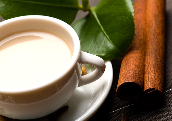 
                        	A chai tea egy illatos, fűszeres ital, mely amellett, hogy felmelegít a hidegebb napokon, a fogyásban is segít. A benne lévő fűszereknek és a feketetea-alapnak köszönhetően serkenti az anyagcserét. Egy csepp mézzel és tejjel ízesítve édeskés, fűszeres teát kaphatsz. Így készítsd el!