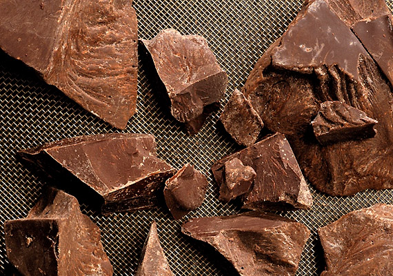 
                        	Ha nem tudsz lemondani a csokoládéról, válassz magas kakaótartalmú, ízesítés nélküli fekete csokit. Ez alacsonyabb cukortartalmából adódóan nem hizlal, ráadásul antioxidánsként az immunrendszeredet is erősíti. A mértékről azonban ne feledkezz meg: csak napi néhány kockát fogyassz!