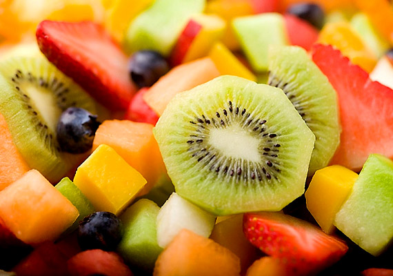 	Egy tál édes gyümölcssalátát akár vacsorára is ehetsz a diéta alatt. Ha kicsit ínyenc vagy, szórd meg az összedarabolt gyümölcsöket egy kevés fahéjjal. A fűszer önmagában is segíti a zsírégetést, a rostban gazdag gyümölcsökkel azonban tovább fokozódik a hatás.