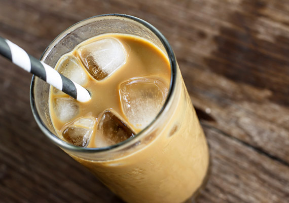 	Ha egyértelműen kávépárti vagy, akkor is van számodra egy remek ajánlatunk. A kávé koffeintartalmából adódóan fokozza a vérkeringést, serkenti az emésztési folyamatokat. Ha nem teszel bele cukrot, és tehéntej helyett mandulatejjel fogyasztod - amelynek kalóriatartalma feleakkora -, valamint teszel bele jeget is, ínycsiklandó hűsítő-karcsúsító italt kapsz. Kattints a recepért!