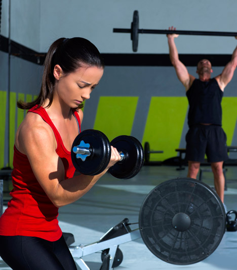  	Súlyzós edzés  	A súlyzós edzés nem egyenlő az ész nélküli izomtömeg-növeléssel. A kisebb súlyokkal és magas ismétlésszámmal végzett gyakorlatok szálkásítják az izmokat, zsírt égetnek. Ezért is kerülhetett be az első tíz közé a 2014-es Fitnesztrendek globális felmérésében.