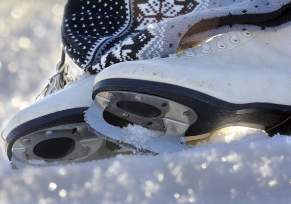 	A korcsolyázás kedvelt téli sport, amely az egyre szaporodó fedett műjégpályáknak köszönhetően a melegebb hónapokban is űzhető. Félórányi korizással körülbelül 300 kalóriát éget el a szervezeted.