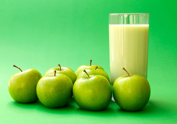 
                        	Az alma nagy előnye, hogy egész éven át könnyen hozzáférhető,  pektintartalmának köszönhetően segít kiegyensúlyozottá tenni az emésztést, valamint vitaminban is gazdag. Hozzávalók az almaturmixhoz: fél csésze zsírszegény tej vagy szójatej, fél csésze zsírszegény joghurt, egy közepes alma, őrölt fahéj ízlés szerint.