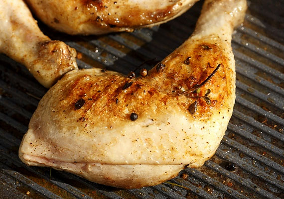 	A legbiztosabb fehérjeforrások a húsfélék, melyeket azonban nem mindegy, hogyan készítesz el: a fogyókúra alatt érdemes a rántott húsokat grillezettre cserélni. 100 g grillezett csirkecomb több mint 20 g fehérjét tartalmaz.