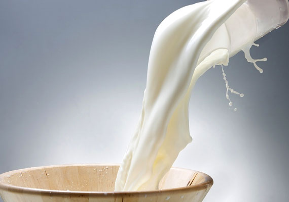 	Amennyiben nem vagy laktózérzékeny, ajánlott hetente egyszer-kétszer innod egy pohár házi tejet reggelire. 1 dl tehéntej 44 kcal, és 3 g fehérje van benne.