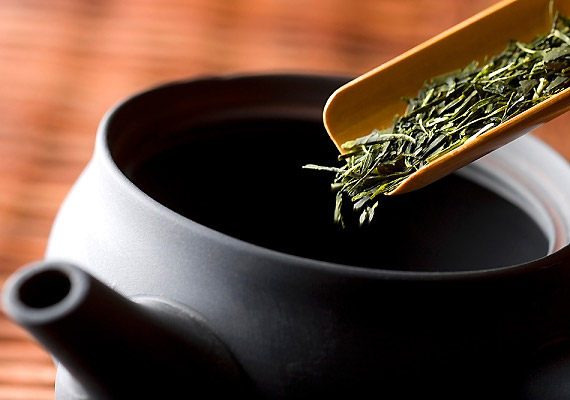 	Az antioxidáns hatású zöld tea felveszi a harcot a sejtkárosító szabadgyökökkel, így nemcsak az egészségeddel, de a bőröddel is jót tesz. Emellett serkenti az anyagcsere-folyamatokat, valamint élénkít. Próbáld ki a zöldtea-diétát!