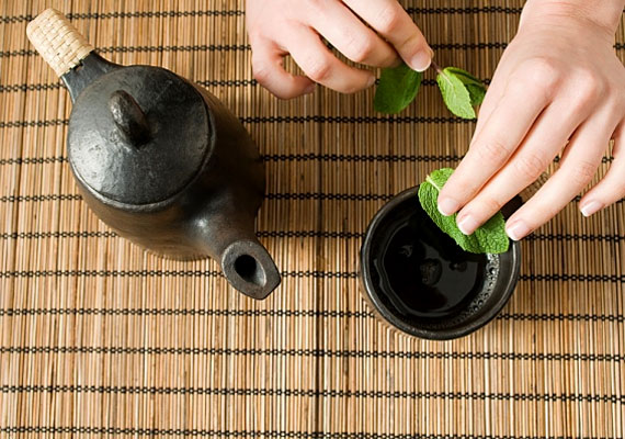 
                        	Egy nagy pohár forró tea segít beindítani az anyagcserét. Érdemes a filteres változat helyett például friss mentából készítened - ez a gyógynövény ugyanis emésztést elősegítő hatású.
