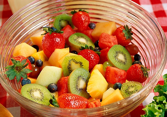 
                        	Ha van otthon négyféle gyümölcs, ne gondolkozz sokat a vacsorán. Egyszerűen darabold össze őket, facsarj rájuk egy kis friss citromlevet, és már kész is a nyáresti finomság.