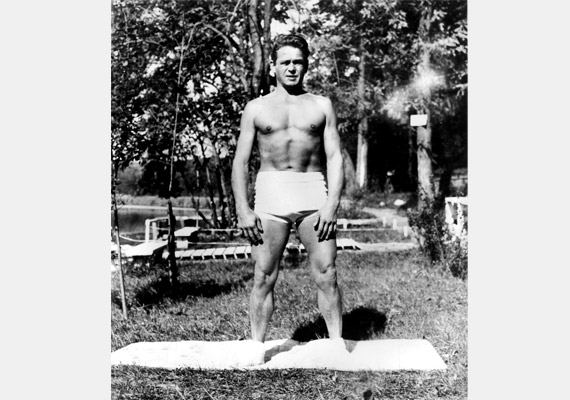 	A 20. század elején Joseph Pilates (1883-1967) alkotta meg a róla elnevezett mozgásformát, amely a nyugati világ anatómiai ismereteit ötvözi a keleti mozgáskultúrával. 2010-ben csak az USA-ban 11 millió gyakorlója és 14 ezer oktatója volt a pilatesnek.