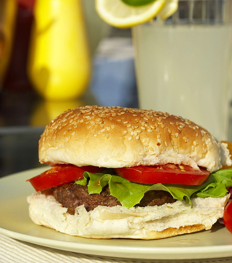 HamburgerA hamburger gyorsan elkészül, laktató, viszont árnyoldalai is vannak: zsíros, hizlaló és egészségtelen. A marhahús nehezen emészthető, és a hamburgerpogácsa is fehér lisztből készül. Készíts helyette egészséges szendvicset rozskenyérből, csirkehúsból vagy tonhalból, és a zöldséggel se spórolj.