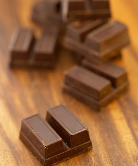  	Diabetikus csokoládé  	Az édesítőszerrel készült csokoládé cukorbetegeknek, nem pedig fogyni vágyóknak készül. Bár cukrot nem tartalmaz, jóval több zsírt adnak hozzá, hogy íze és állaga minél jobban hasonlítson a valódi csokoládéhoz.