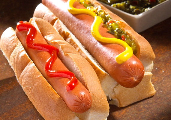 	A hot dog tökéletes párosítása a műhúsból készült virslinek és a fehérliszt-alapú kiflinek. A hozzáadott mustár vagy ketchup csak tovább hizlalja a hátsódat. Mindez együtt nagyjából 245 kalória - ha száz grammnak számítod a hot dogot.