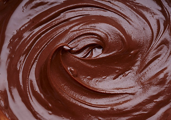 	Sokaknak a csokoládéról a legnehezebb lemondani a fogyás érdekében. Nem kell teljesen kiiktatnod, de napi pár kockánál ne fogyassz többet, és válassz magas kakaótartalmú étcsokokoládét.