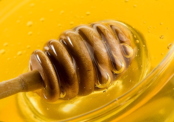 	Bár a méz jóval egészségesebb a répacukornál, a fogyókúrád szempontjából ugyanolyan veszélyes táplálék. Glikémiás indexe magas, így hirtelen emeli meg a vércukorszintedet, fokozott inzulintermelésre késztetve ezzel a szervezetedet. Tudj meg többet a mézről!