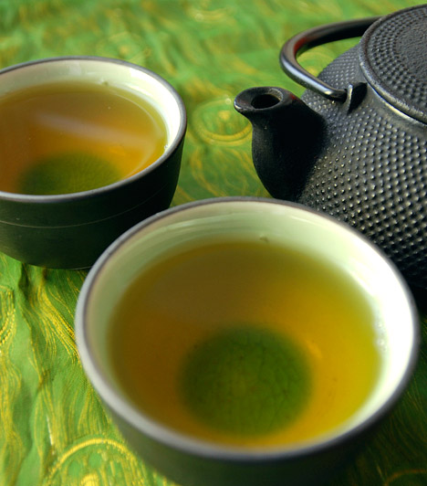  	Zöld tea  	A benne lévő antioxidánsok nemcsak sejtjeid egészségéről gondoskodnak, de megkönnyítik szervezeted számára a makacs zsírok lebontását is. Főétkezés, valamint uzsonna mellé fogyassz minimum két-két deci zöld teát.  	Kapcsolódó cikk: 	Mínusz 5 kiló az anyagcsere-gyorsító zöldtea-diétával »