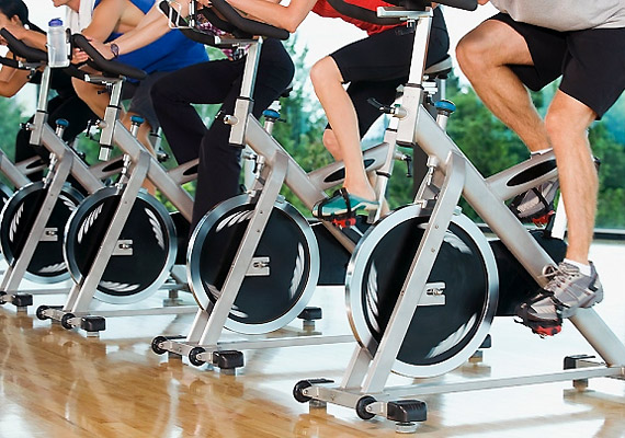 	Állóképesség fejlesztésére: spinning	A spinning nagyon intenzív, szobabiciklin végzett, zenés aerob edzésforma, amivel a szakértők szerint alkalmanként 7-800 kalória is elégethető.	Ezért válaszd: a spinning javítja a keringési rendszer működését, az állóképességet, miközben nem terheli meg az ízületeket a biciklik speciális kialakítása miatt. Az edzés emellett a méregtelenítést is segíti: egy ilyen edzés rendkívül izzasztó.