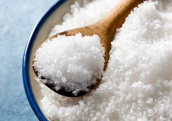 	A legjobb jódforrás mi is lehetne, mint a jódozott tengeri só? Egy gramm 77 mikrogramm jódot tartalmaz. A túlzott sófogyasztás azonban nem egészséges, ráadásul még hízást is okozhat. A napi szükséges jódbevitelt só helyett inkább változatos táplálkozással, például a lista további szereplőinek fogyasztásával biztosítsd.