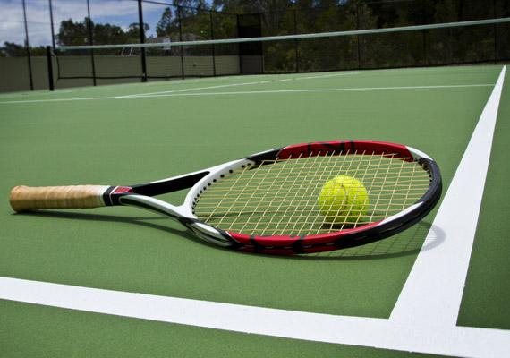 	A tenisz jóllehet megizzaszt majd, ám nemcsak növeli az állóképességedet és fejleszti a reflexeidet, hanem aktívan pusztítja a felesleget is. Csupán 30 percnyi teniszezéssel akár 280 kalória is a múlté lehet!