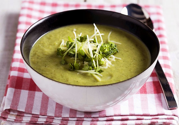 	Egy adag, friss zöldségből készült brokkolikrémleves nagyjából 150 kalóriát tartalmaz - vagyis feleannyit, mint az Újházi-tyúkhúsleves.