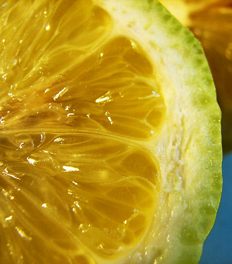 Citrusbomba1 bögre szójatejfél bögre joghurt2 evőkanál citromlé1 közepes narancsHámozd meg, majd aprítsd fel a narancsot, azután a többi hozzávalóval együtt turmixold egy percen át. Díszítsd citrom- vagy zöldcitromkarikával