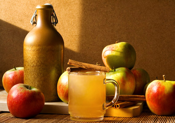 	Az alma-fahéj kombináció sokak számára kedvelt ízvilág. Az alma savtartalmának köszönhetően segíti az emésztési folyamatokat, a fahéj pedig javítja a sejtek inzulin iránti érzékenységét. Így készítsd az almás-fahéjas vizet, ha fogyni szeretnél!