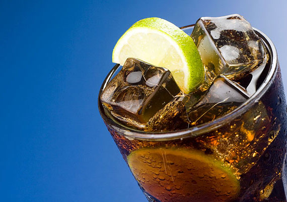 	A light italokról azt gondolhatod, segítik a diétát, ám valójában a mesterséges édesítőanyagok hatására elfogyasztásuk után a zsírraktározást ösztönző hormonok túlsúlyba kerülnek, ezáltal a szervezet kívánja a szénhidrátokat.