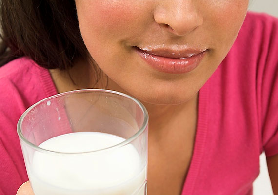 	Bár a tej biztos kalciumforrás, hacsak nem zsírszegény változatról van szó, állati eredetű zsiradékban gazdag, így nem igazán segíti elő a fogyókúra sikerét.