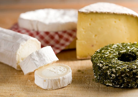 
                        	Bár a friss tej lúgosító hatású, minél tovább tart a tejtermék előállítási folyamata, annál inkább savasít. Az érlelt sajtokról feledkezz meg a diéta alatt.