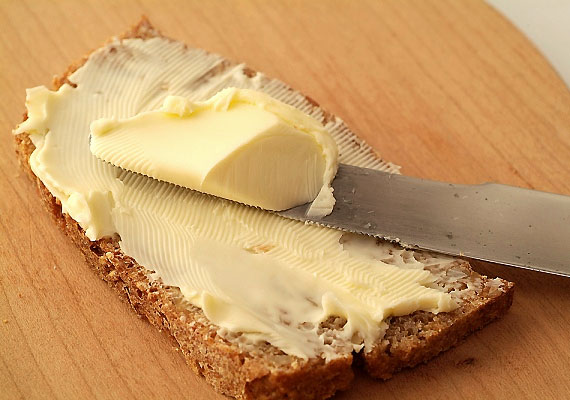 
                        	A vaj értékes fehérjeforrás, ám savasító hatása miatt csak vékony rétegben kend a kenyérre.
