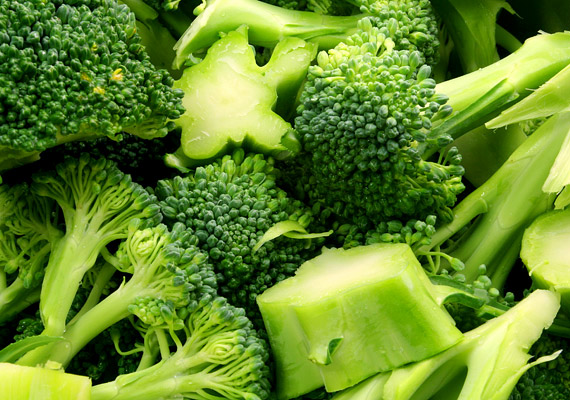 	100 g főtt brokkoli mindössze 0,2 g zsírt és körülbelül 2 g szénhidrátot tartalmaz, viszont körülbelül 4 g növényi rostot és ugyanennyi fehérjét is beviszel vele - előbbi a salaktalanítást, utóbbi a zsíranyagcserét segíti.