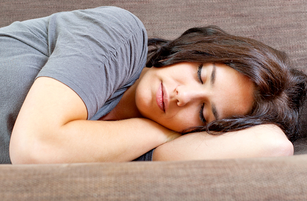 A késői alvás segít a fogyásban