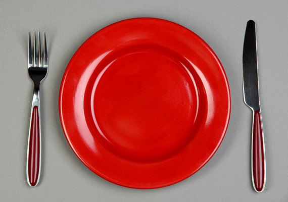 	Egy Oliver Genschow által vezetett bázeli kutatás szerint azok az emberek, akik piros tányérból ettek, kevesebb táplálékot vettek magukhoz, mint a kontrollcsoport. Ennek okát pedig abban látták a szakértők, hogy a piros színt az agy egyfajta tiltó jelzésként értékeli.