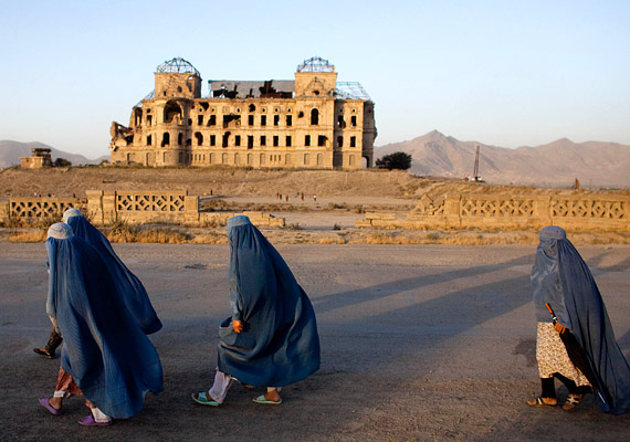 	Az évszázadokon át nomád életmódot folytató afgánoknál a túlélés és a gyermeknemzés szempontjából szintén különös jelentősége volt az asszonyok túlsúlyának. Bár a muzulmán nők által viselt burka keveset láttat az alakból, a pufók arc és a lágy vonások alapján tájékozódhatnak a férfiak.