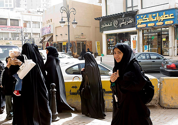 	A közel-keleti Kuvaitban a túlsúlyos nők preferálásának történelmi okai vannak: az egykor a sivatagban vándorló nép esetében az elegendő tartaléknak - testsúlyban is - komoly jelentősége volt a túlélés szempontjából.