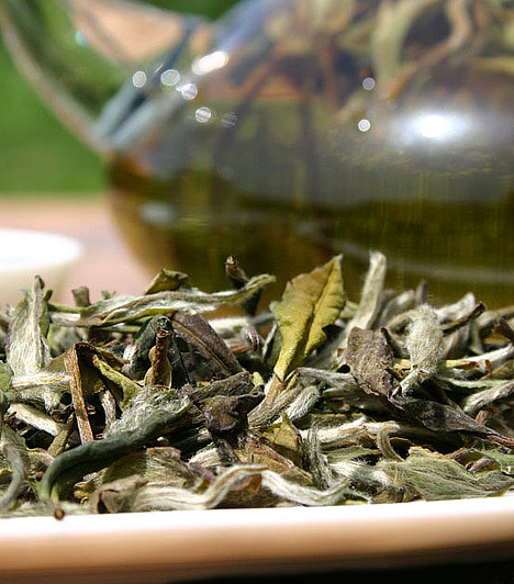 Fehér teaA fehér tea különlegessége abban áll, hogy kétszer több értékes antioxidánst, polifenolt tartalmaz, mint zöld változata, így a rákos megbetegedések megelőzésében is kiemelkedő szerepet játszik. Íze lágy, nem túlságosan karakteres. Két kávéskanálnyi tealevelet önts le két deci 70°C-os vízzel, majd bő öt-hét percig hagyd állni.