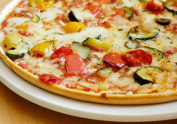 	Tudjuk, hogy mennyire nehéz a pizzáról lemondani, de két dolgot ne felejts el, a fehér lisztből készült tészta az anyagcsere legnagyobb gyilkosa, mindemellett 220 kalória és körülbelül 27 gramm szénhidrát található 100 grammjában.