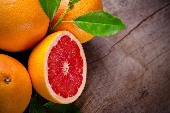 	A grépfrút és más citrusgyümölcsök glutationt, C-vitamint és antioxidánsokat biztosítanak a szervezeted számára, ilyen módon segítik a máj enzimjeinek képződését. Ha nem szereted a grépfrútot magában enni, akkor elég, ha a gyümölcslébe vagy teába csavarsz egy keveset a levéből, melyben a máj tisztulását segítő hatóanyagok benne vannak, ám a salaktalanításban értékes rostok elvesznek, melyek a bélrendszerben fejtik ki hatásukat.