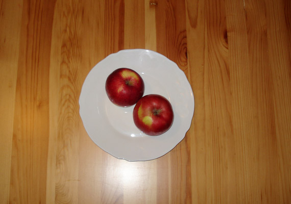 
                        	Ha egy közepes méretű almából - körülbelül 150 gramm - indulunk ki, azt mondhatjuk, hogy 2 alma tartalmaz 100 kalóriát.