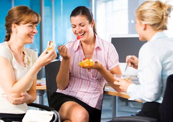 
                        	Jó dolog a kollégákkal trécselve ebédelni, ám ha evés közben beszélsz, egyúttal levegőt is nyelsz, amitől felpuffad a hasad. Mindez nem csupán átmeneti felfúvódáshoz vezet, hosszú távon lassítja az anyagcserét.