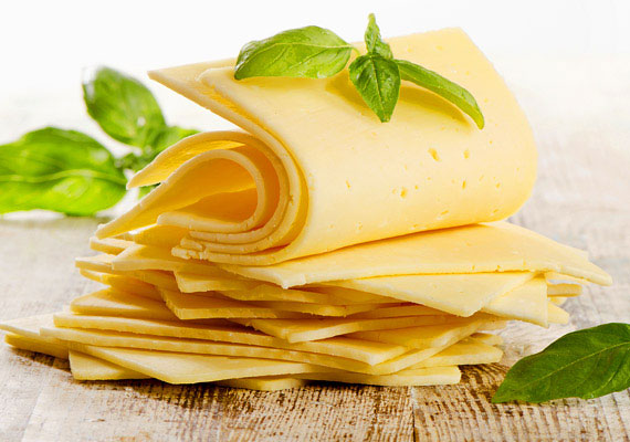 
                        	Nem csupán a kenhető, kinyomós sajtok lehetnek veszélyesek a derékkörfogatodra nézve. A keményebb, zsíros sajtok is sok nátriumot - 10 dekagrammonként akár 800 mg-ot is - tartalmazhatnak.