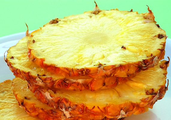 
                        	Felejtsd el a cukorban gazdag ananászkonzervet, és próbálj helyette friss gyümölcsöt szerezni! A ballasztanyagokban gazdag déligyümölcs segít megtisztítani a bélcsatornát, és alaposan megdolgoztatja az emésztőszerveket. Próbáld ki az ananászdiétát!