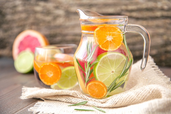 
                        	Isteni nyári frissítőt készíthetsz, ha este narancsot, lime-ot, citromot, grépfrútot vagy ezek bármilyen kombinációját áztatod a vízbe, melyet akár pluszban rozmaringgal is ízesíthetsz. A gyümölcsök közül különösen hatékony a grépfrút, mely májtisztító hatással bír, ám valamennyi citrusféle rengeteg antioxidánssal, gyulladáscsökkentő anyagokkal és vitaminokkal látja el a szervezetedet.
