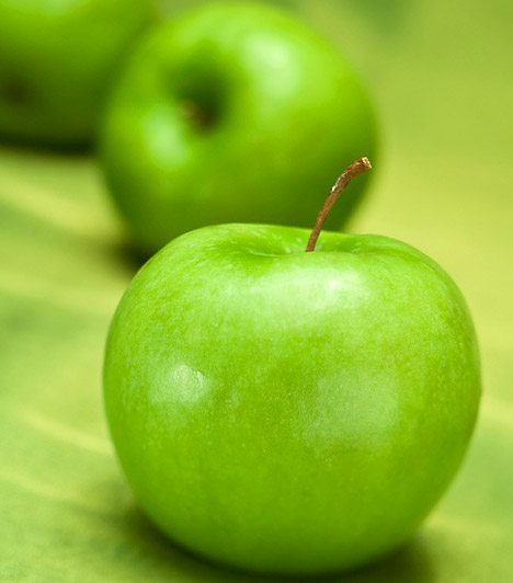  	Alma  	Akárcsak a szőlőnél, az alma esetében is fontos figyelned a cukortartalomra, és a savanyúbb fajtákat ajánlott előnyben részesítened. Az alma rostjai hatékonyan, de kíméletesen tisztítják a bélfalat, de a fogyásban a benne található értékes zsírbontó vitaminok is részt vesznek.  	Kapcsolódó cikk: 	Zsírfaló almadiéta Edgar Cayce-től:7 nap alatt egy nadrágméret »