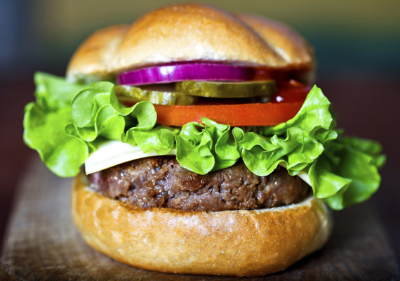 	Egy szép nagy hamburger a strand büféjében akár 480 kalória is lehet, szénhidráttartalma pedig 20 gramm körül mozog. Az olajban sült, ki tudja, milyen húsból készült húspogácsa pedig nem kifejezetten anyagcsere-kímélő étel.