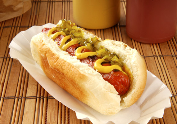 	A hotdog talán gyermekkorod kedvenc nyári csemegéje. Ha azonban fogyókúrázol, légy tisztában vele, hogy egy-egy hotdog csaknem 400 kalória, és több mint 50 gramm szénhidrát van benne. Ismerd meg a legegészségtelenebb ételeket!