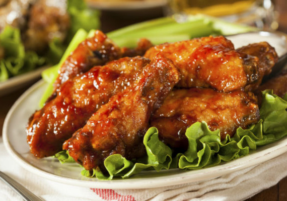 
                        	Sült csirkeszárnyak salátával
                        	Ha előre bepácolod a csirkeszárnyakat, akkor amíg megsülnek a sütőben, gyorsan összeapríthatsz egy salátát köretnek. Amennyiben szereted a ragacsos, fűszeres szárnyakat, ajánljuk figyelmedbe mustáros receptünket.