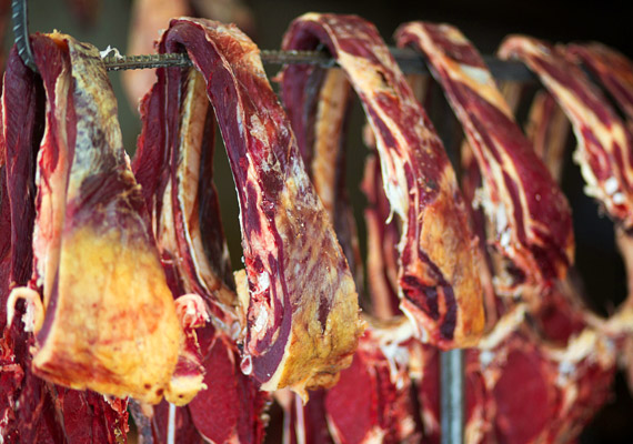 	A tibetiek sok - tartósítószert és egyéb, anyagcserét lassító adalékanyagot nem látott - húst fogyasztanak. Elsősorban a jak- és a marhahúst kedvelik, de fogyasztják a kecske-, valamint a birkahúst is. Gyakran fogyasztott ételük a csíkokra vágott szárított hús, amely nyersen is finom. A téli hideg minden baktériumot elpusztít a szárítás során, így nem kell aggódniuk a fertőzések miatt.