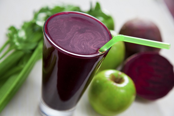 Egy főtt céklából és két almából éppen egy pohár turmixot készíthetsz magadnak reggelire, azonban ezzel még nem teljes a vitaminkoktél! Az italhoz jól illik ízben a gyömbér, mely segít helyrezökkenteni az emésztésed, nyugtatja a gyomrod és laktatóvá teszi a smoothie-t. A cékla emellett rengeteg vasat tartalmaz, így különösen ajánlott vérszegénység esetén fogyasztani.