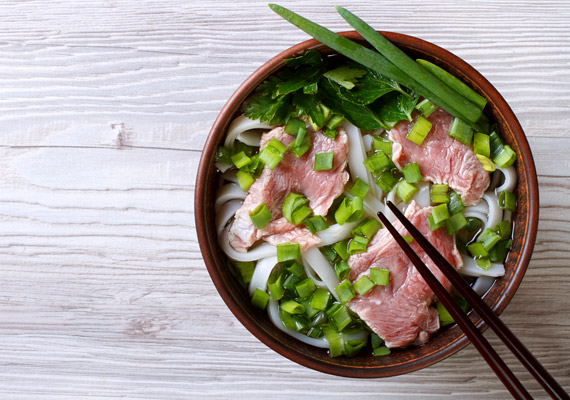 
                        	A pho világszerte kedvelt étel a vietnami éttermekben. A jellegzetes marhahúsleves tésztával, valamint sok anyagcserét serkentő zöldfűszerrel és zöldséggel készül.