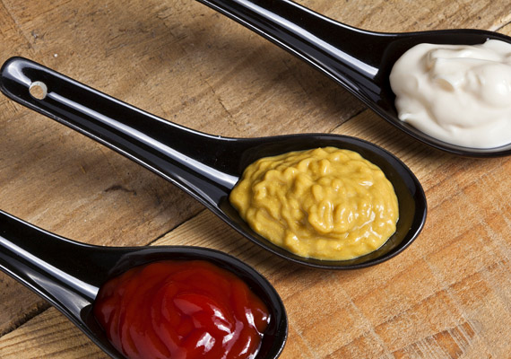A legtöbb boltban vásárolható mustár és a ketchup igen magas sótartalommal bír. Ha nagy fogyasztó vagy, érdemes otthon gyártanod ezeket az ételízesítőket, íme, a házi paradicsomszósz receptje!